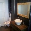 Badkamer te Utrecht, het meubel en de spiegel hebben we zelf in onze werkplaats gemaakt, dit kunnen we ook voor u doen.